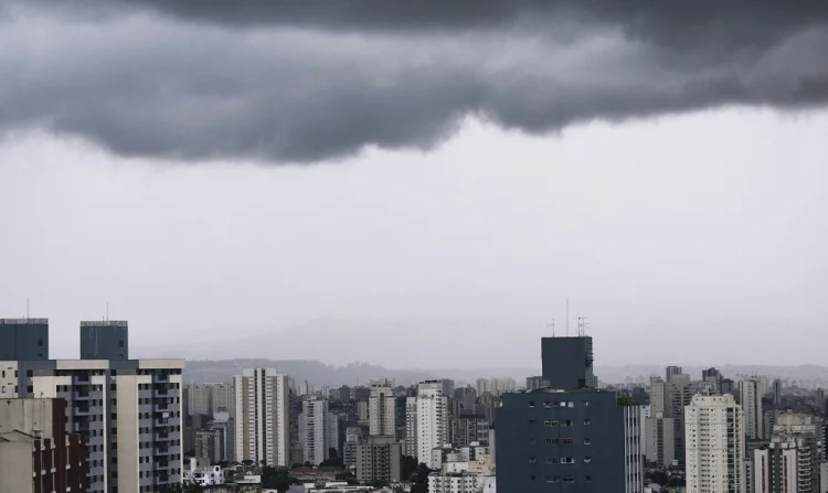 Chegada de frente fria no litoral deve causar chuva e queda de temperatura em SP