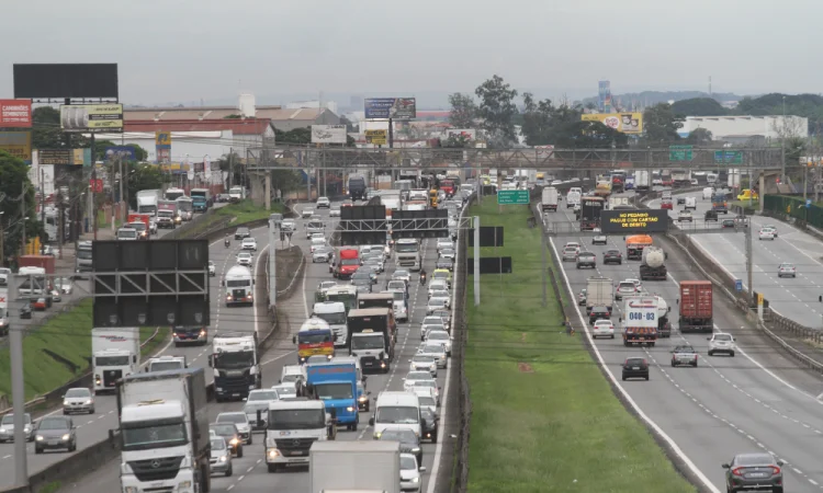 Feriadão deve movimentar 16 milhões de carros em SP; veja operações nas rodovias
