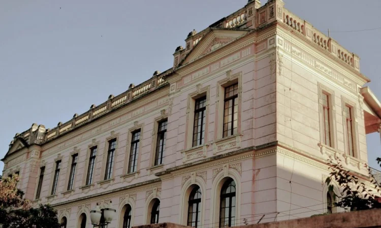 Incêndio atinge prédio histórico de instituto de educação no Paraná