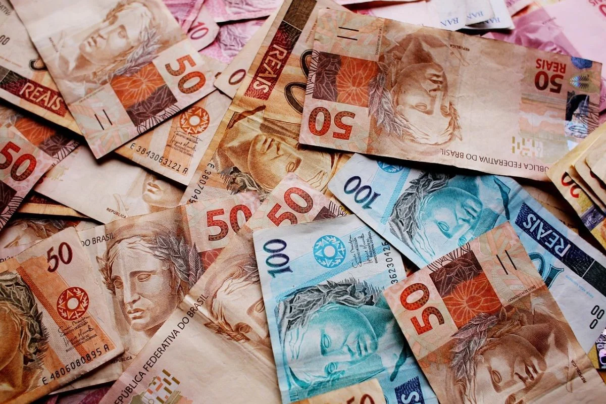 Governo estima salário mínimo de R$ 1.717 em 2027