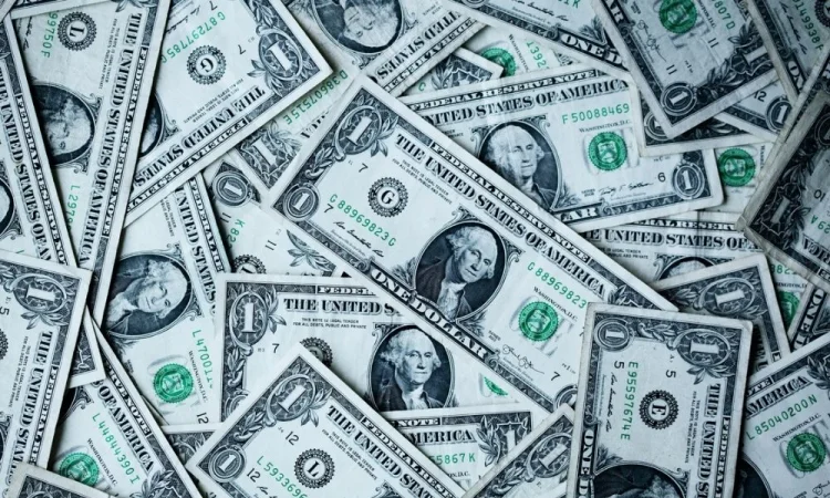 Dólar cai, renova mínima e fecha a sexta-feira a R$ 4,98 com a reabertura Ormuz