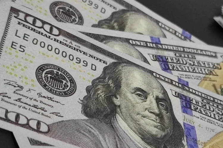 Dólar fecha abaixo de R$ 5 pela primeira vez em dois anos