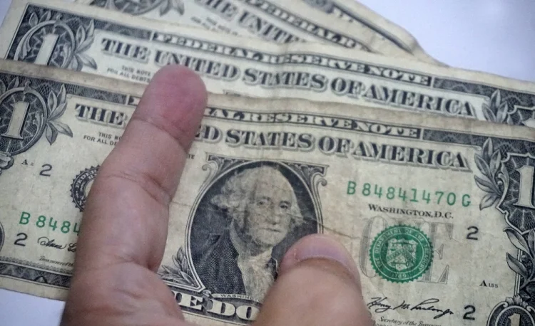 Dólar fecha quinta-feira a R$ 5,00 com temor de escalada do conflito no Oriente Médio