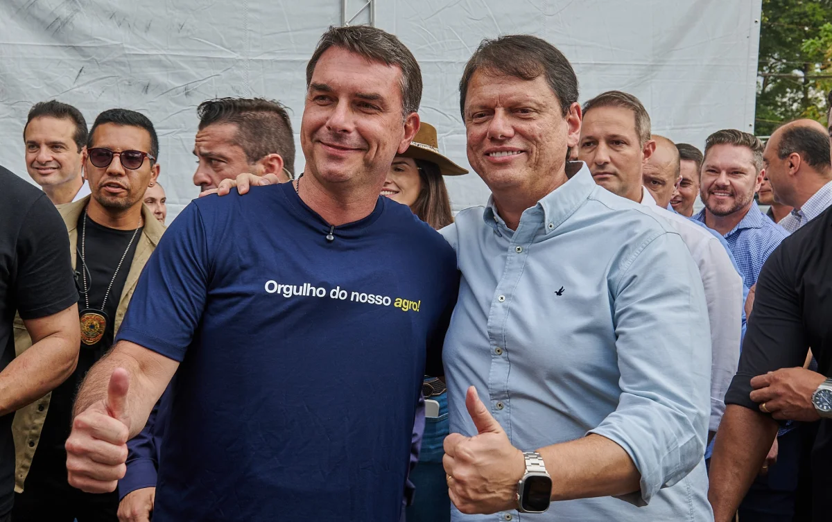 Em primeira agenda conjunta com Tarcísio, Flávio Bolsonaro critica atuação de Lula no agro