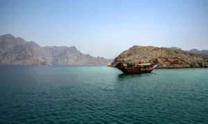 Irã volta a fechar Estreito de Ormuz e ameaça romper cessar-fogo após ataques de Israel