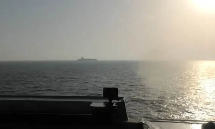 Veja o momento em que a marinha dos EUA ataca e captura navio do Irã