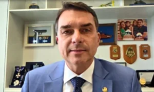 ‘Lula tem sido o meu camisa 10’, afirma Flávio Bolsonaro sobre alta nas pesquisas eleitorais