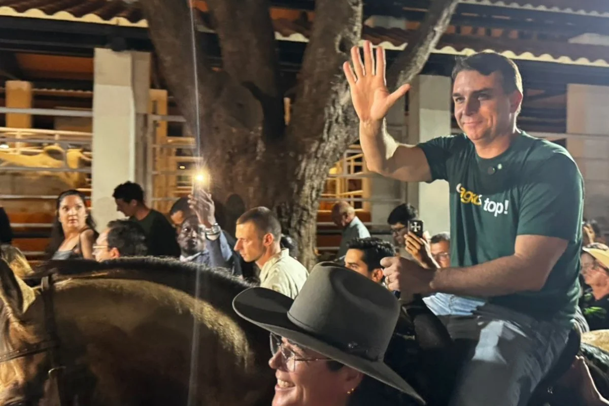 Flávio Bolsonaro chama Tereza Cristina de 'sonho de consumo' ao ser questionado sobre vaga de vice em chapa