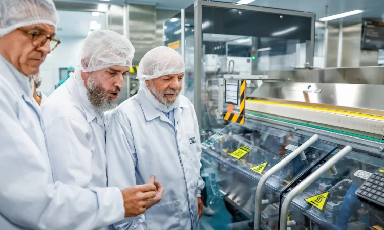 Produção industrial no Brasil sobe mais que o esperado em fevereiro, diz IBGE