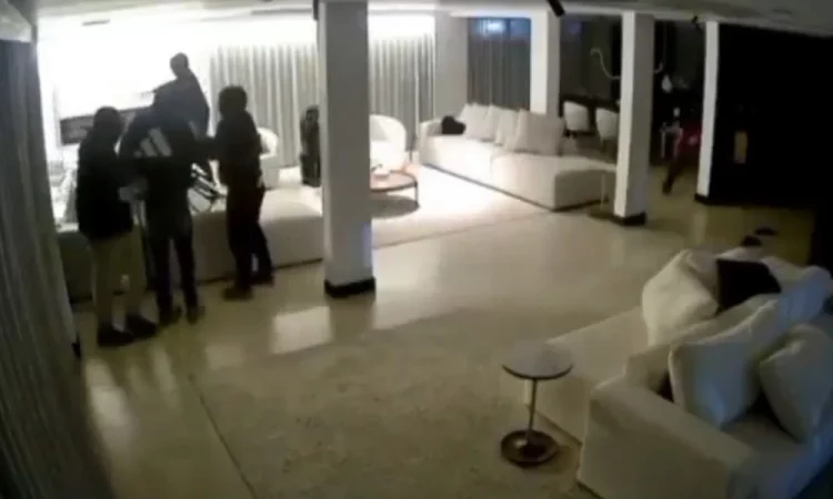 Câmeras mostram suspeitos invadindo casa do cantor MC Poze do Rodo; veja vídeo