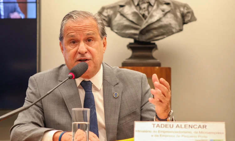 Novo ministro de Lula votou a favor do impeachment de Dilma