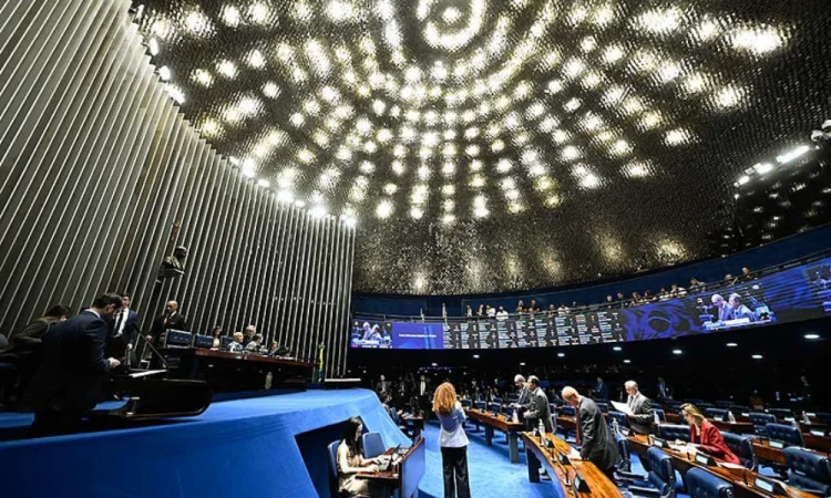 Bolsonaristas gritam ‘o choro é livre’; base responde que ‘o choro é livre, mas Bolsonaro não’