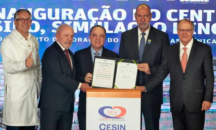 Lula sanciona lei que cria normas para desenvolver vacinas contra o câncer