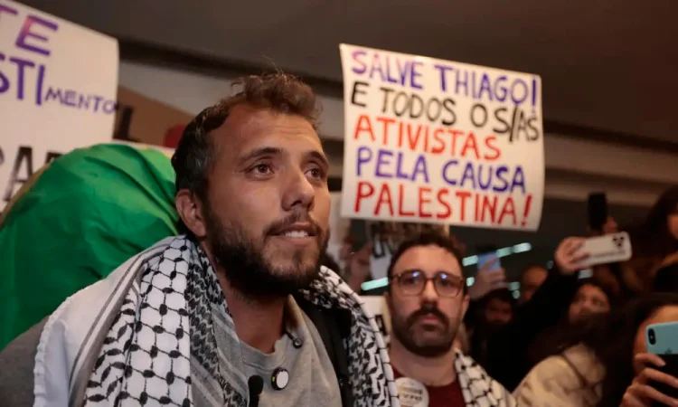 Ativista brasileiro é deportado da Argentina por ordem de Milei