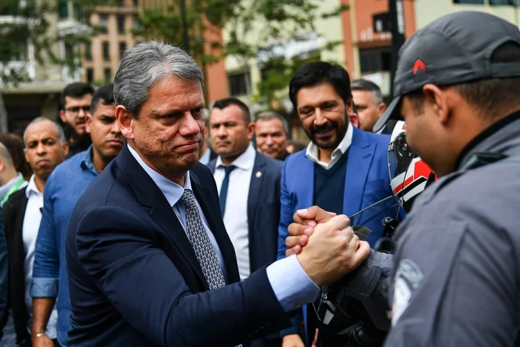 Tarcísio sanciona reajuste salarial de 10% para policiais em SP