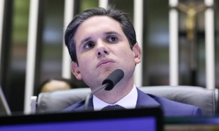 Hugo Motta cria comissão especial para tratar do fim da escala 6×1