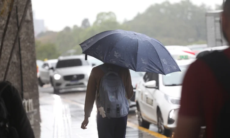 Brasil tem alertas de tempestade e baixa umidade nesta quarta-feira  