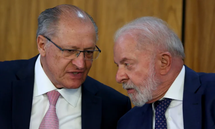 Governo Lula oficializa saída de Alckmin do MDIC