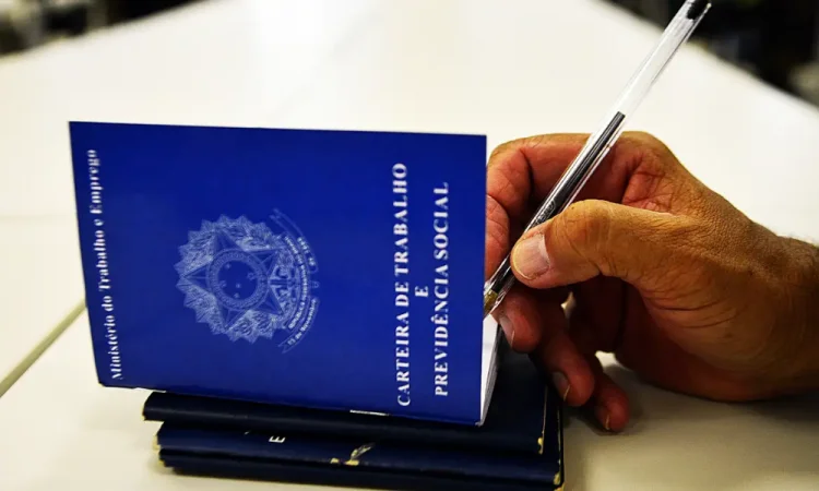 Desemprego sobe e chega a 6,1% no trimestre encerrado em março, diz IBGE