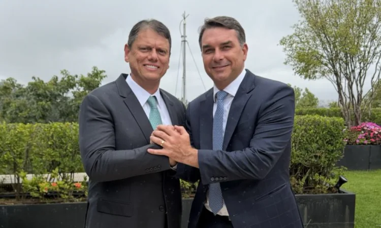 Tarcísio chama Flávio Bolsonaro de ‘próximo presidente’ em evento do governo de SP