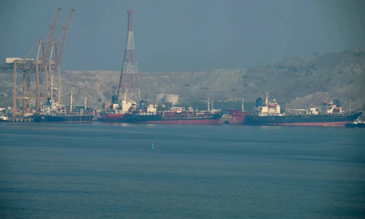 Irã endurece postura sobre Ormuz e tornará alvo qualquer navio que se aproximar da região