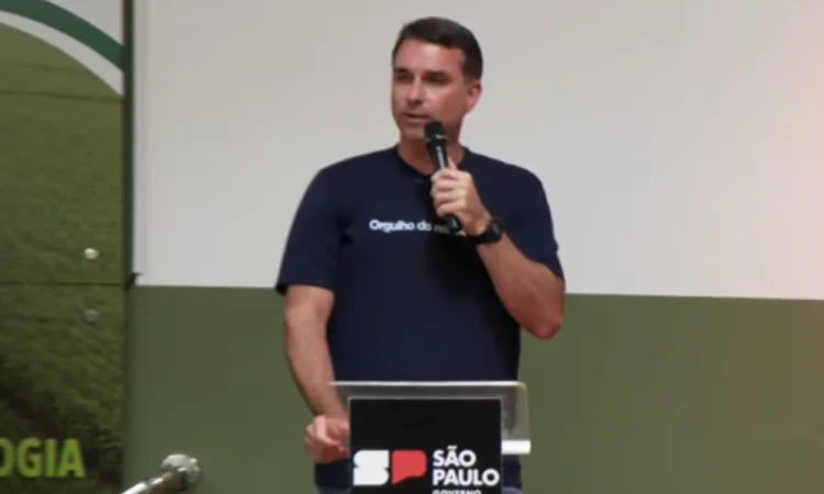 Na Agrishow, Flávio Bolsonaro diz que governo Lula ‘pisa e asfixia o agro’