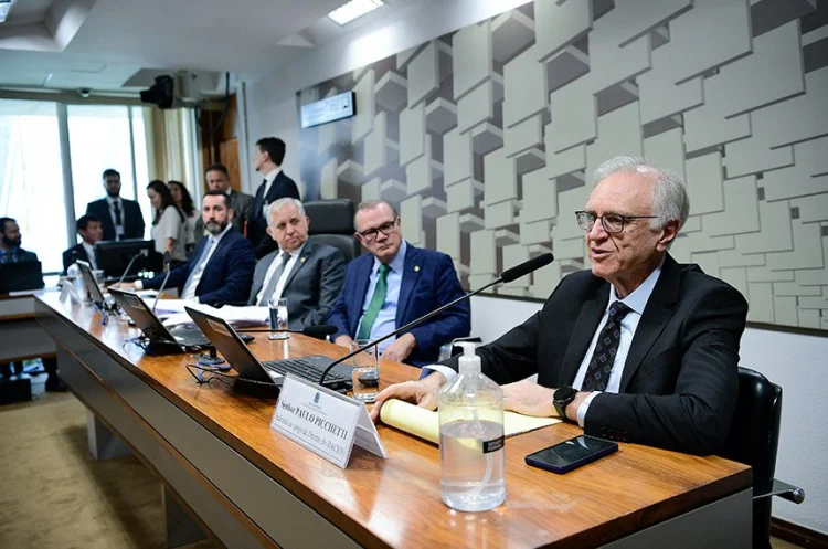 ‘Quem fala mal do Pix tem interesses que não são dos brasileiros’, diz diretor do BC