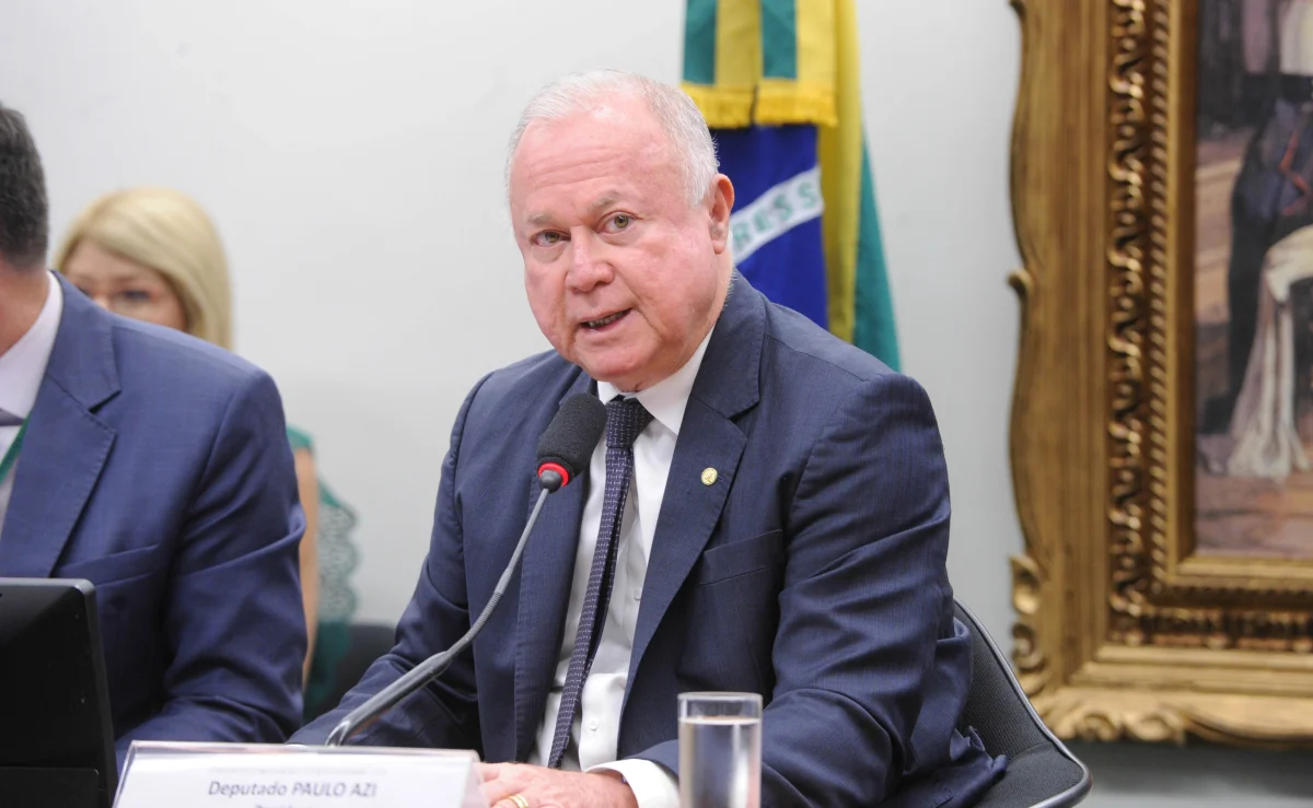Relator na CCJ lê parecer favorável a PECs que acabam com escala 6x1; pedido de vista adia votação