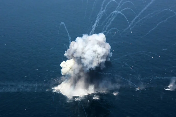 EUA dizem que sua Marinha cruzou Ormuz para remover minas iranianas