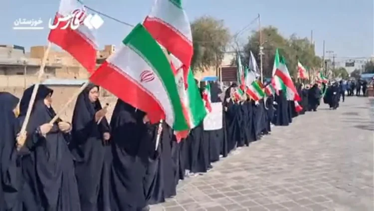 Iranianos formam correntes humanas em volta de centrais elétricas