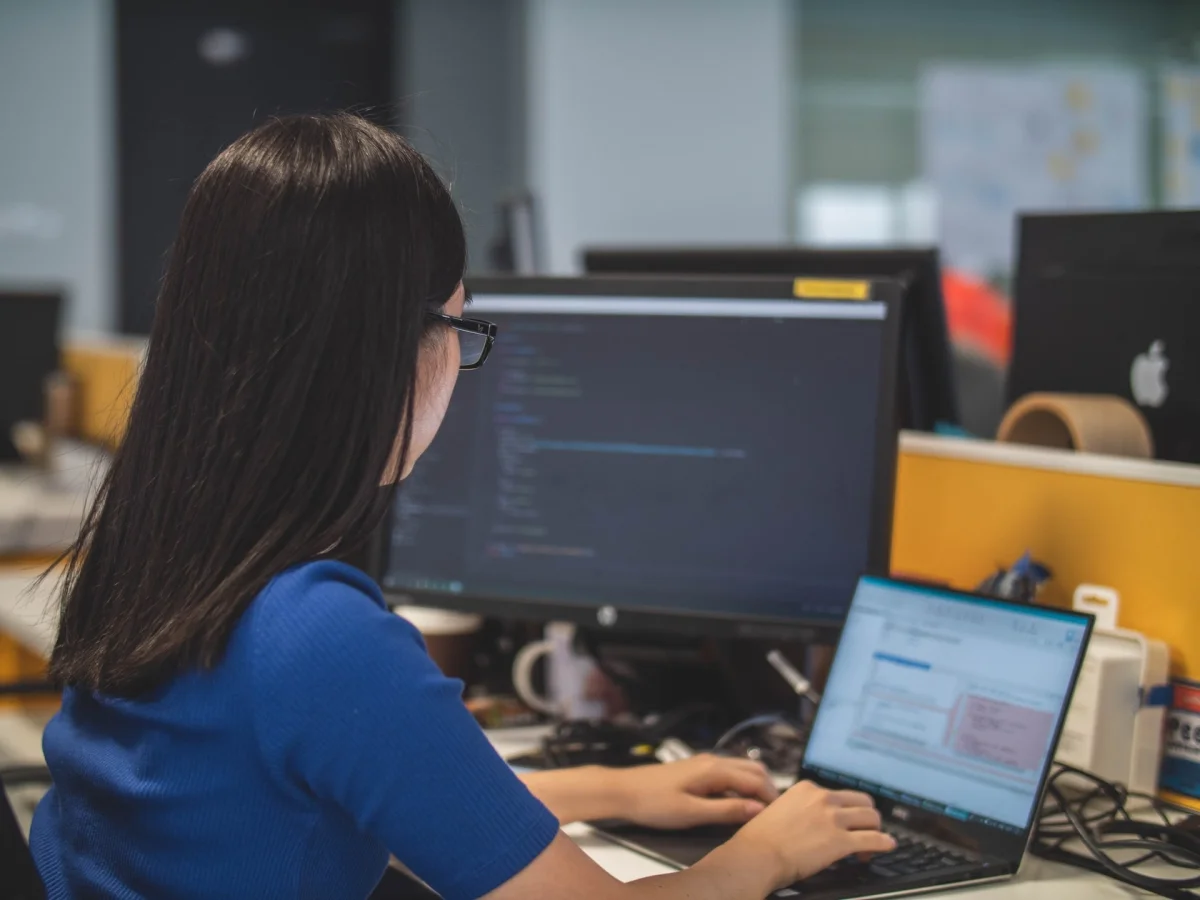 Desigualdade salarial: mulheres ganham 21,3% menos que homens, mesmo com alta do emprego