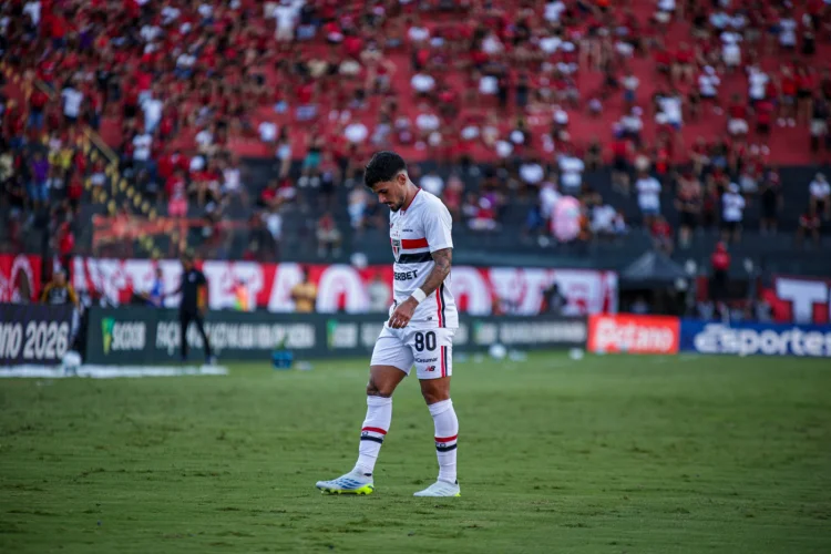 Com desfalques importantes, São Paulo perde para o Vitória por 2 a 0