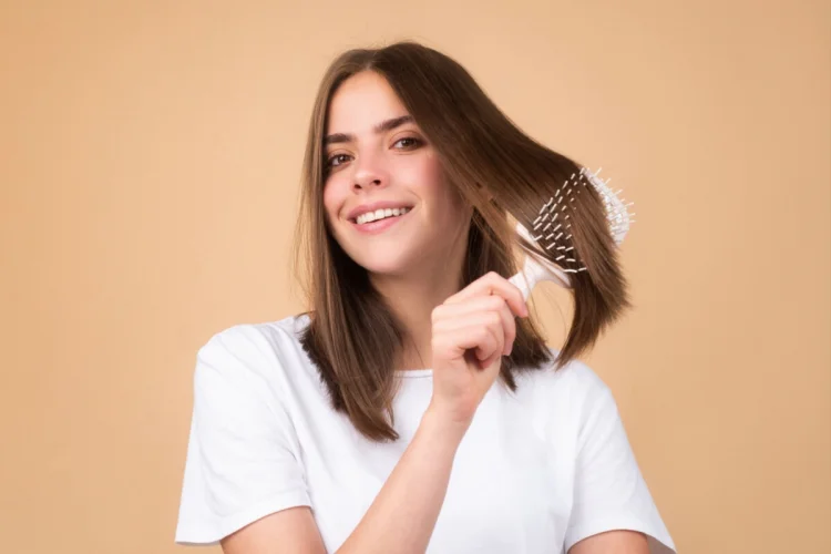 Queda de cabelo: entenda como deficiências nutricionais podem afetar os fios