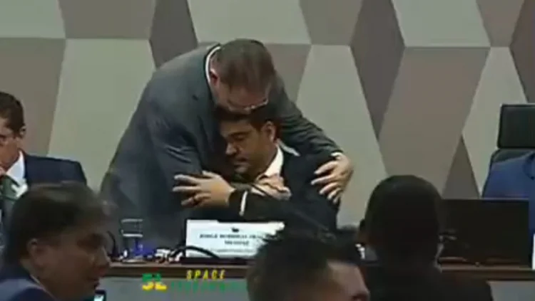 Líder da oposição abraça Messias durante sabatina, é criticado e se explica: ‘princípio de educação’