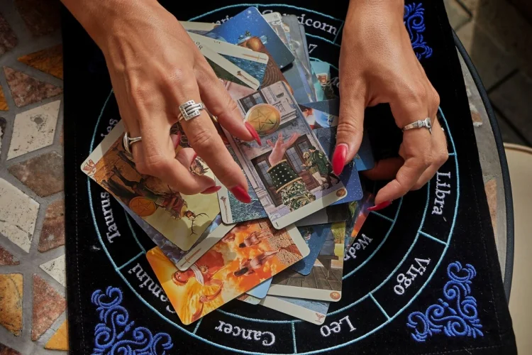 Tarot do dia: previsão para os 12 signos em 01/04/2026