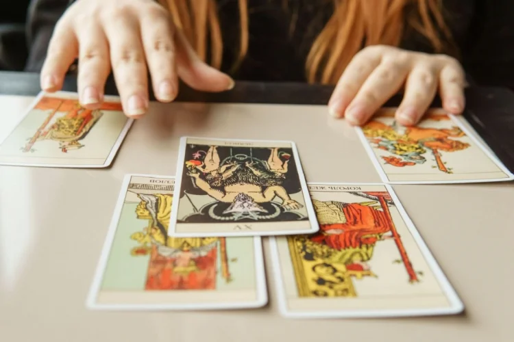 Tarot do dia: previsão para os 12 signos em 19/04/2026