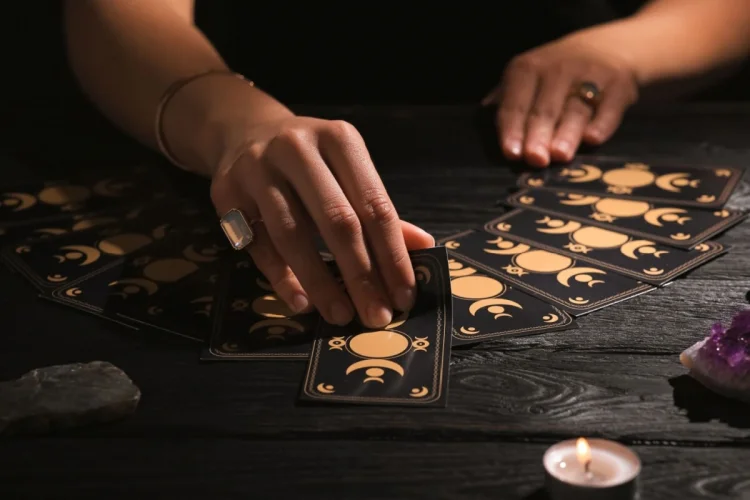 Tarot mensal: previsões para os 12 signos em abril