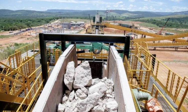 Qual a diferença entre terras raras, minerais estratégicos e críticos?