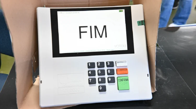 Onze governadores renunciam para disputar eleições de outubro