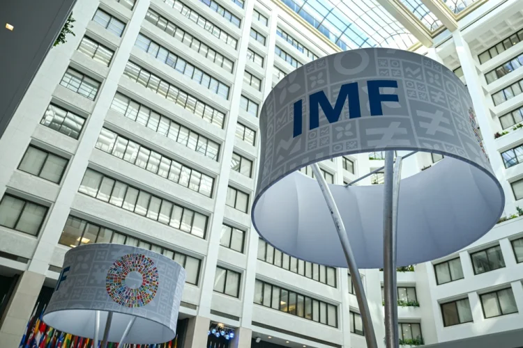 Brasil deve voltar a ser 10ª maior economia do mundo, diz FMI