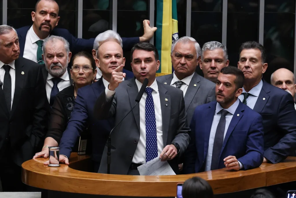 Após esconder relação com Vorcaro, Flávio Bolsonaro diz que não tem 'nada a esconder'; VÍDEO