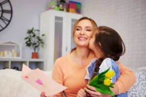 Entenda por que algumas escolas estão trocando a festa de dia das mães pelo dia de quem cuida