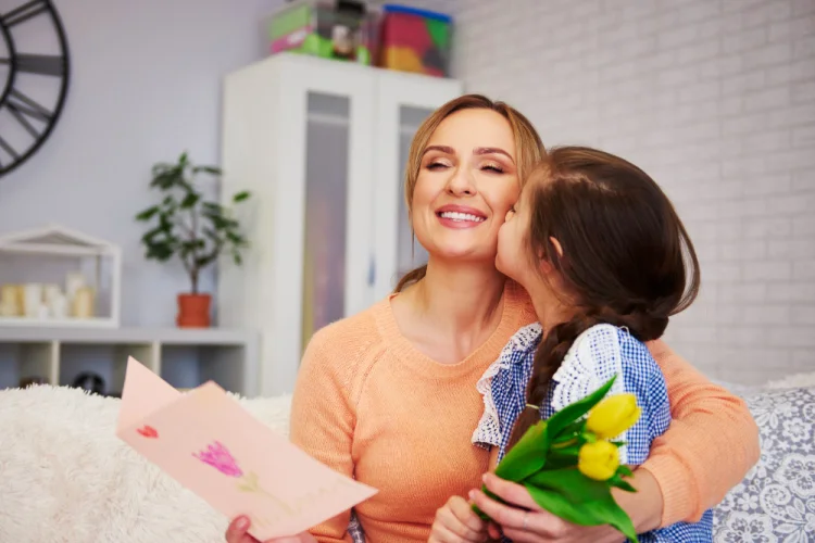 Entenda por que algumas escolas estão trocando a festa de dia das mães pelo dia de quem cuida