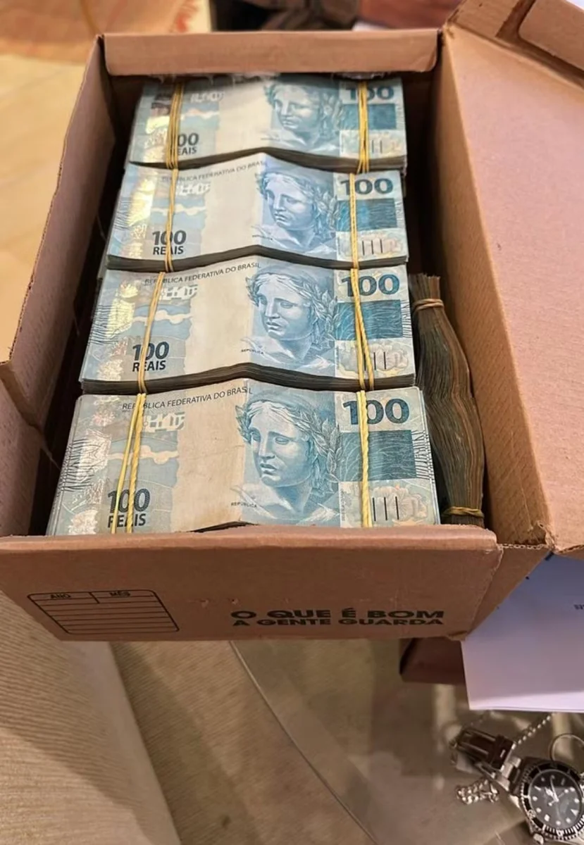 Dinheiro aprendido em casa de alvo da Operação Sem Refino estava em caixa com mensagem: 'O que é bom a gente guarda'