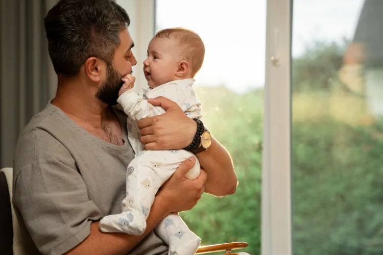 Sintomas de ressecamento: como proteger a pele sensível do bebê contra o vento gelado e o frio do outono
