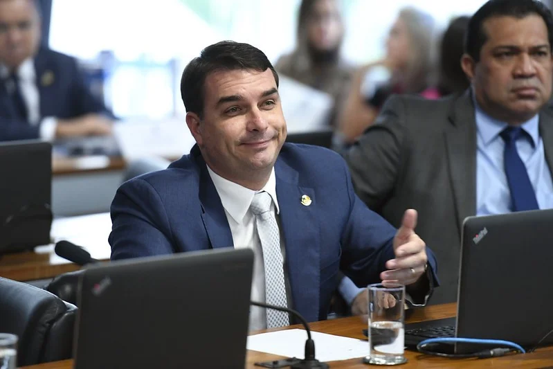 Mesmo diante de revelações, Bolsonaro sinaliza manutenção da pré-candidatura de Flávio