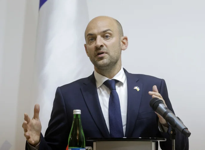 França descarta retirar sanções contra o Irã por bloqueio do Estreito de Ormuz