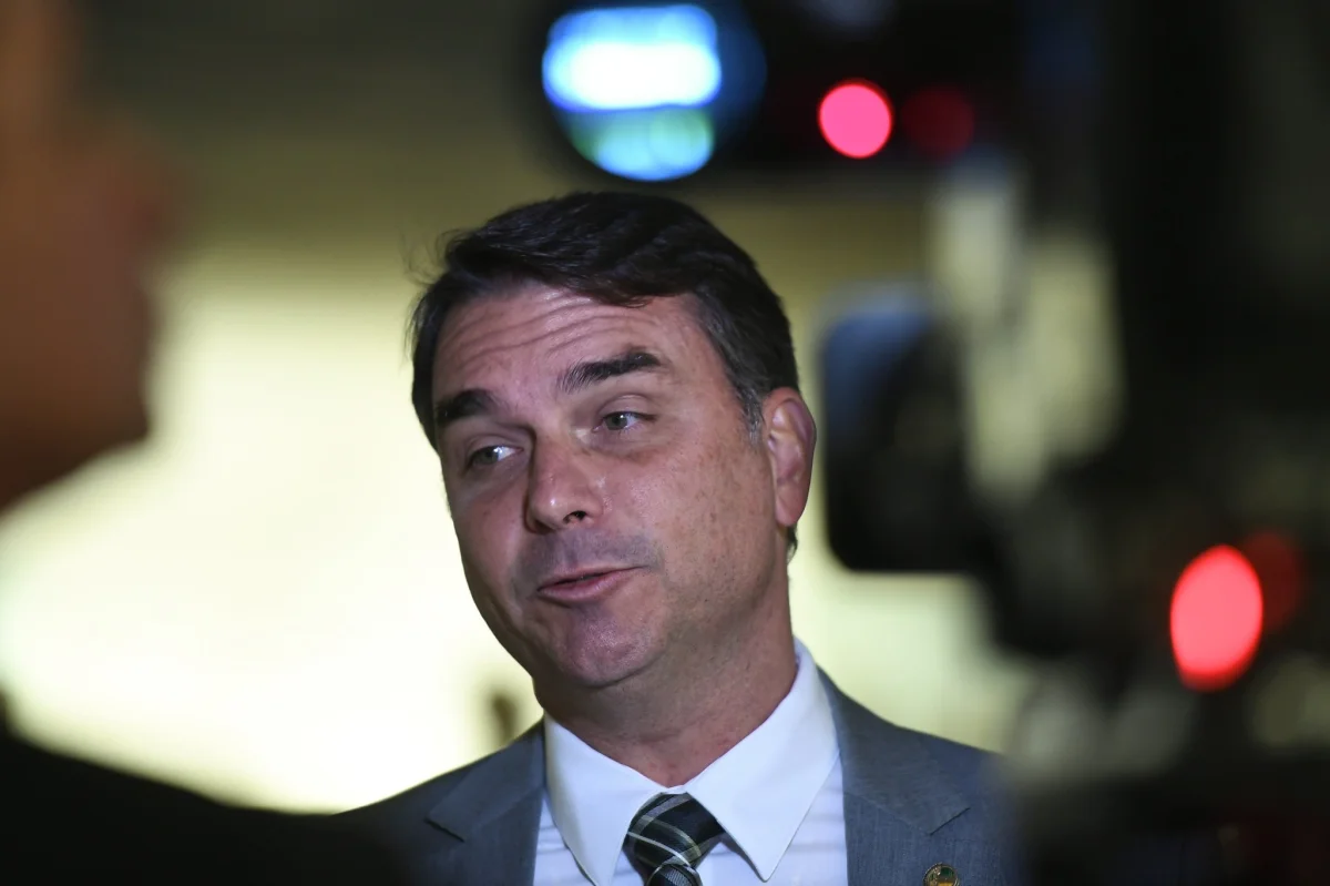 É #FAKE vídeo de Flávio Bolsonaro dizendo que vai criar 'auxílio sacolão de osso'; áudio foi manipulado com IA
