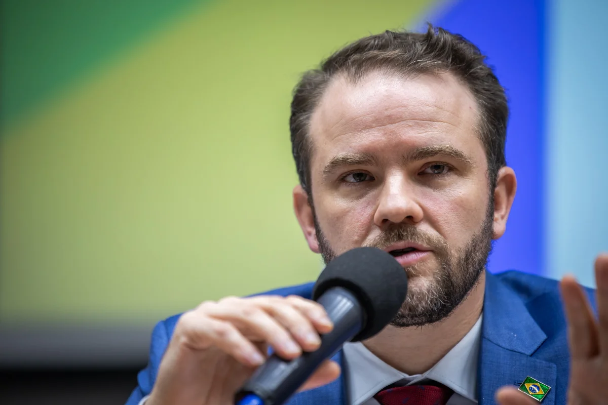 Taxa das blusinhas: ministro da Fazenda admite que fim do imposto está sendo discutido