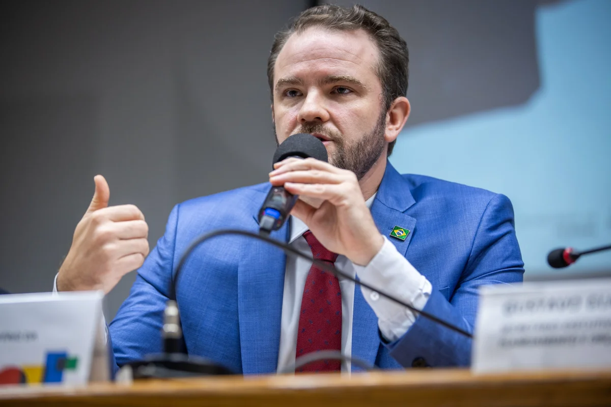 Desenrola 2.0 pode beneficiar informais e quem sofre com juros altos no cartão de crédito, diz ministro